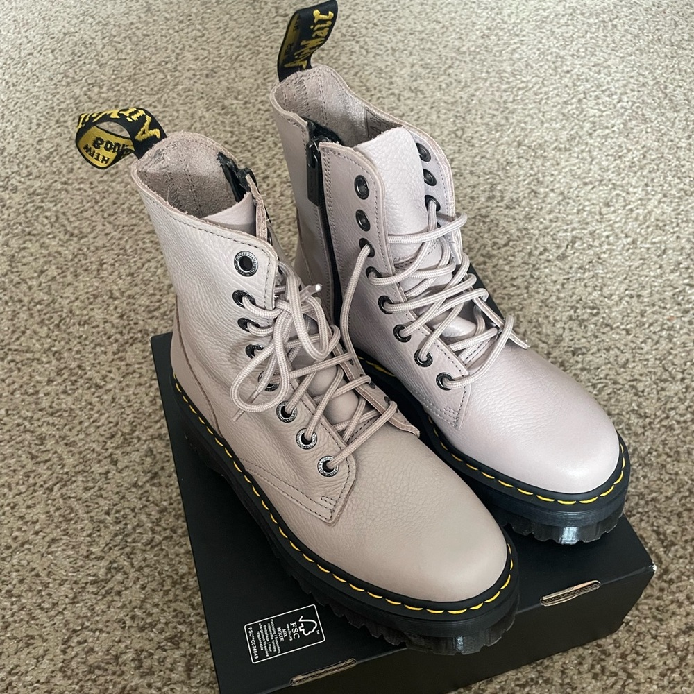 Dr Martens Women's Jadon Ill Pisa Platform
Boots in Vintage Taupe